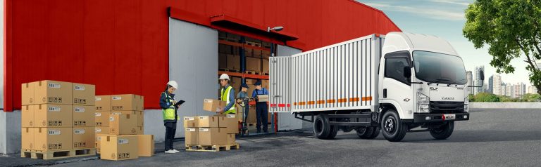 Sewa Isuzu ELF NMR 71T SD Box Makassar - Prima Trans Nusa
