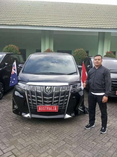 Penjemputan tamu dengan Alphard di lokasi kegiatan